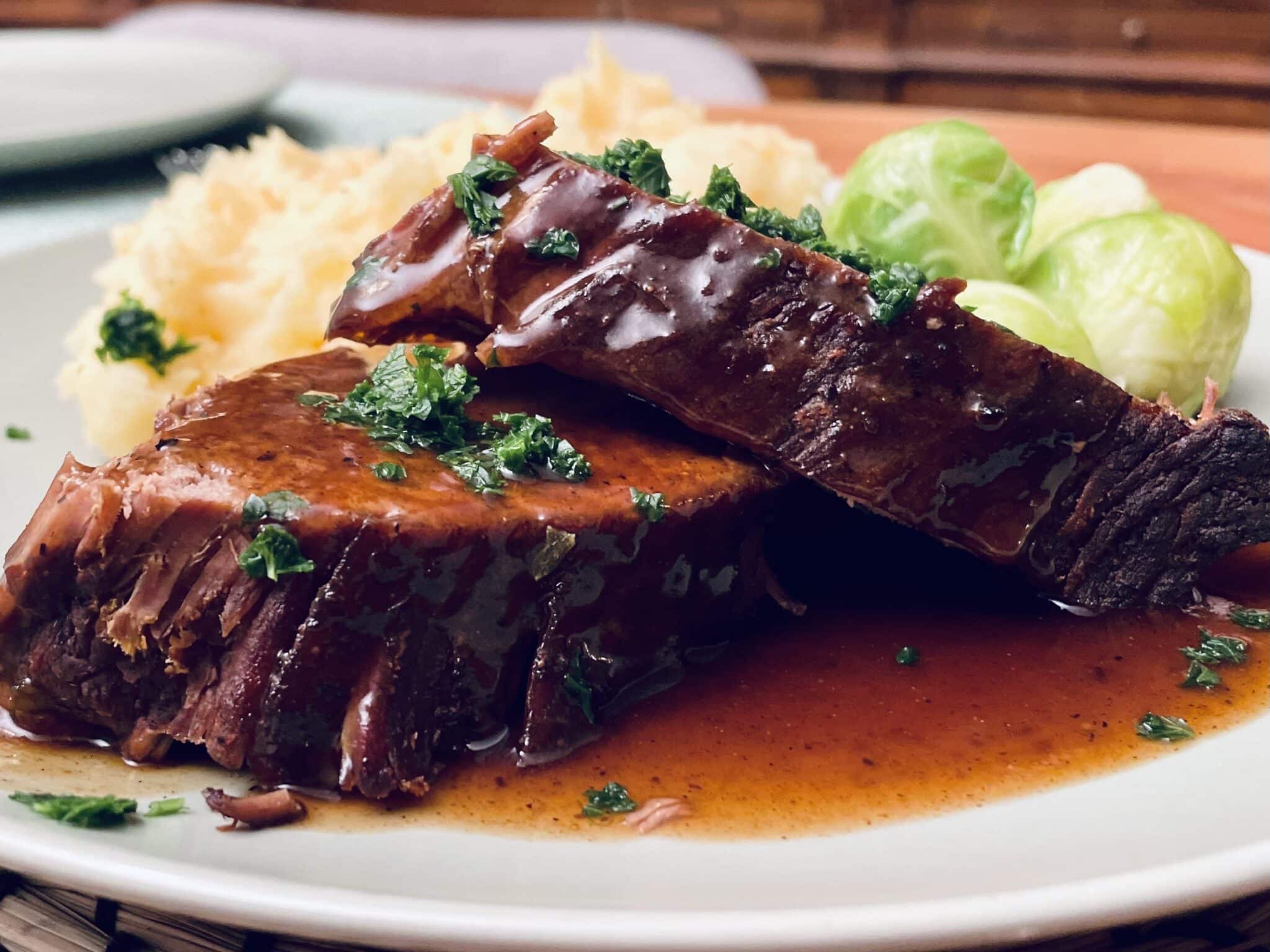 Saftiger Rinderbraten in traumhafter dunkler Sauce - Der Geschmacksdealer